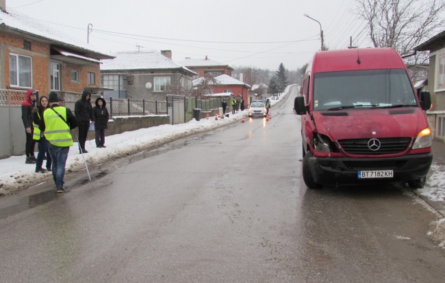 Товарен бус прегази 56-годишна жена в русенското село Басарбово