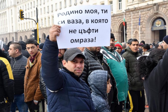 Роми протестираха пред министерски съвет с искане за оставка на Каракачанов