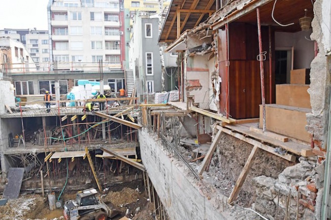 Строеж на сграда събори стената на обитаема къща в София