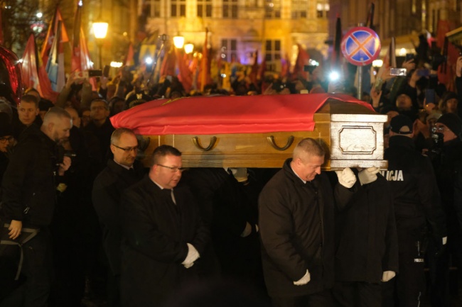 В Гданск десетки хиляди се сбогуваха с убития кмет Павел Адамович
