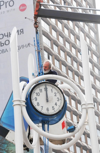 Демонтираха за реновиране Часовника в Бургас