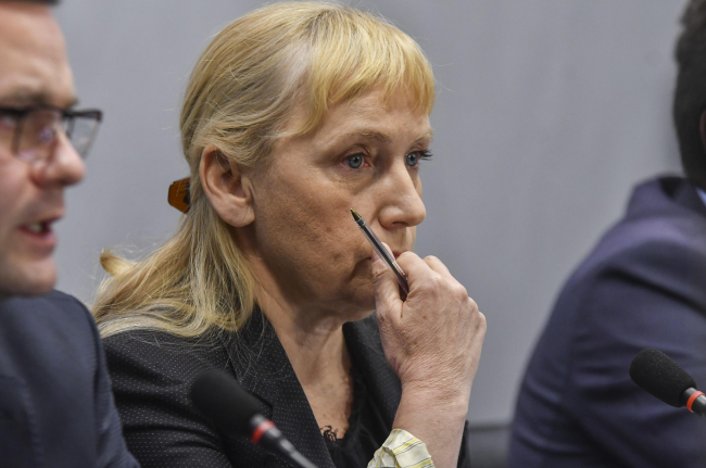 Елена Йончева обвини в корупционна схема министъра на културата