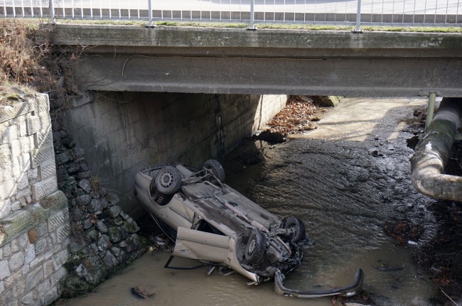 Кола падна и се разби в шокъровия канал във Варна