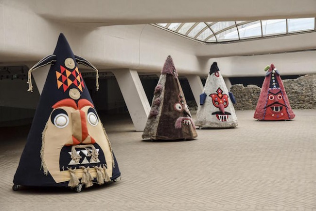 Гигантски кукерски маски гостуват под купола на столичното Ларго