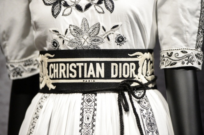Роклите на принцеси и холивудски звезди в изложбата „Кристиан Диор: дизайнер на мечтите“