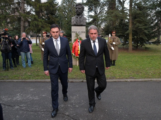 Министърът на културата и македонският му колега поднесоха цветя на паметника на Гоце Делчев