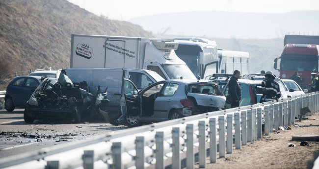 Тежка верижна катастрофа на АМ "Струма" с един загинал и 12 ранени