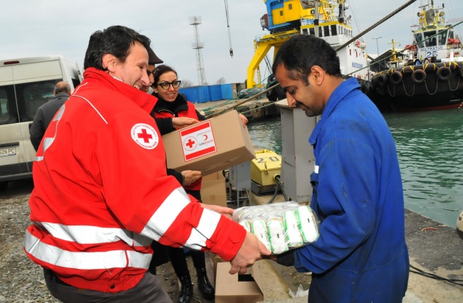Предоставиха хуманитарна помощ на екипажа на кораба „Lady Bo“