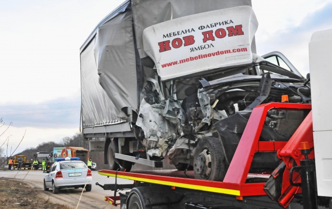Мъж загина при катастрофа на два камиона в Силистренско