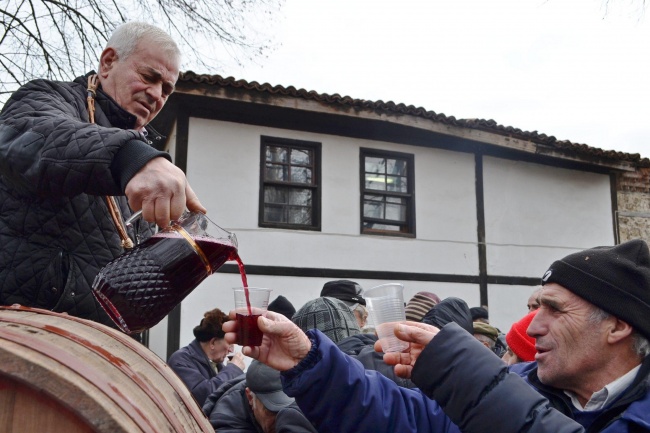 С ритуал 'Зарязване на лозата' отбелязаха Трифон Зарезан в Добрич 