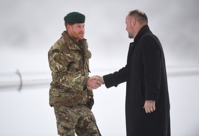 Принц Хари се срещна с британски военни в Арктика