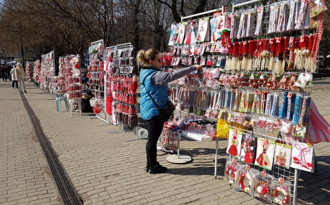 Мартеници от кратунки привличат интереса на купувачите във Варна