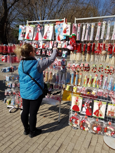 Мартеници от кратунки привличат интереса на купувачите във Варна