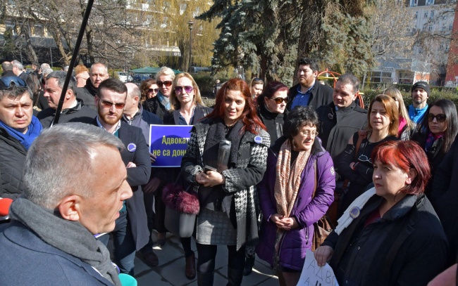 Адвокати излязоха на протест срещу новия Закон за пране на пари