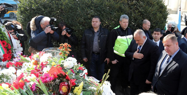 Борисов поднесе цветя пред паметника на Васил Левски 