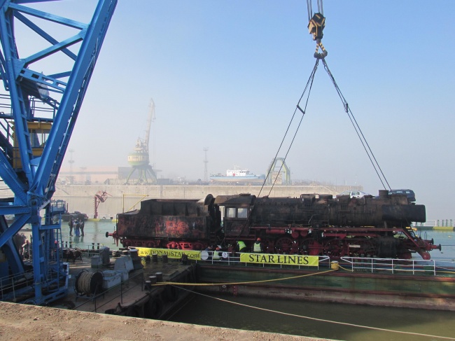  Огромен парен локомотив пристигна от Виена за реставрация в България