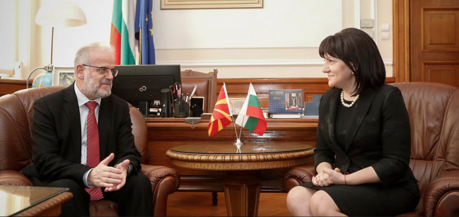 Цвета Караянчева разговаря с председателя на Събранието на Република Северна Македония Талат Джафери
