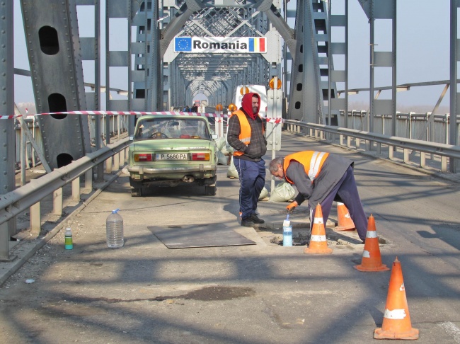Екипи ремонтират отворила се дупка на ''Дунав мост''