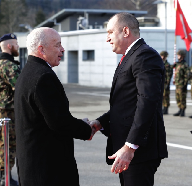 Швейцарският президент посрещна Румен Радев във военно-въздушна база 'Мейринген'