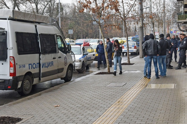  Полицаи задържаха шофьор и пътници в такси в центъра на столицата