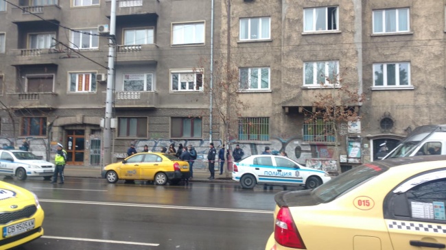  Полицаи задържаха шофьор и пътници в такси в центъра на столицата