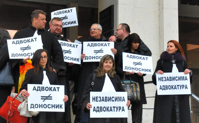 Юристи излязоха на простест пред Съдебната палата