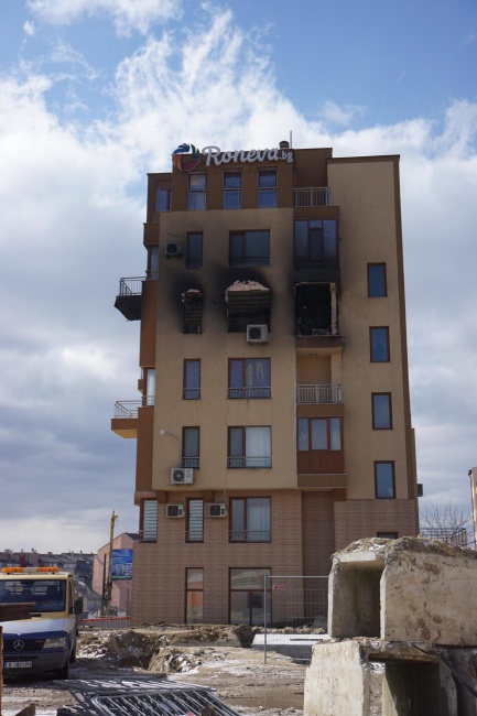 Пожар изпепели цял етаж на жилищна кооперация във Варна