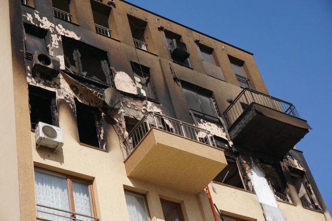 Пожар изпепели цял етаж на жилищна кооперация във Варна
