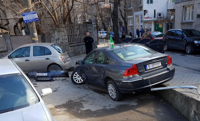 Такси и лек автомобил се блъснаха във Варна