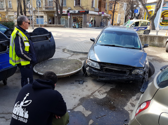 Такси и лек автомобил се блъснаха във Варна