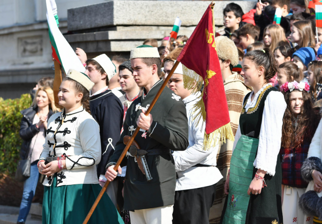 Деца рецитираха "Аз съм българче" и пяха "Питат ли ме дей зората" в навечерието на 3 март