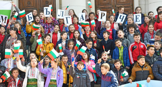 Деца рецитираха "Аз съм българче" и пяха "Питат ли ме дей зората" в навечерието на 3 март