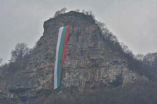Алпинисти спуснаха 70 метрово знаме над Искърското дефиле