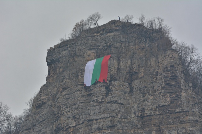 Алпинисти спуснаха 70 метрово знаме над Искърското дефиле