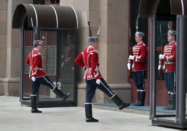 Почетния гвардейски караул пред Президентството извърши тържествена смяна за националния празник