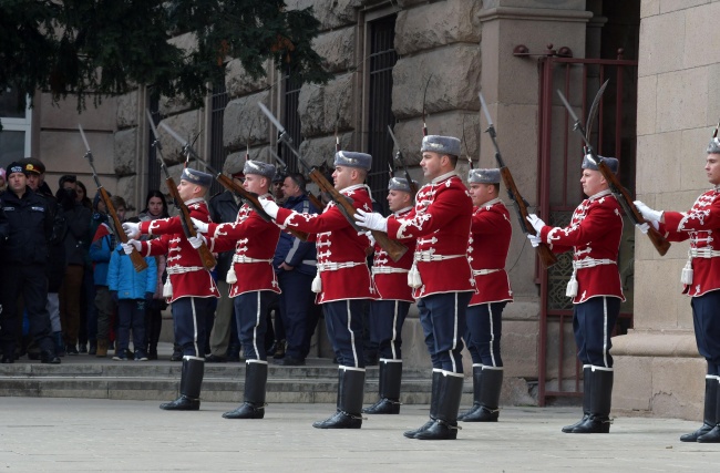 Почетния гвардейски караул пред Президентството извърши тържествена смяна за националния празник