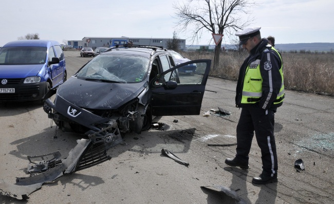 Шофьор потроши колата си след двойно преобръщане край Хасково