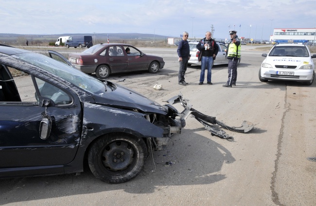 Шофьор потроши колата си след двойно преобръщане край Хасково