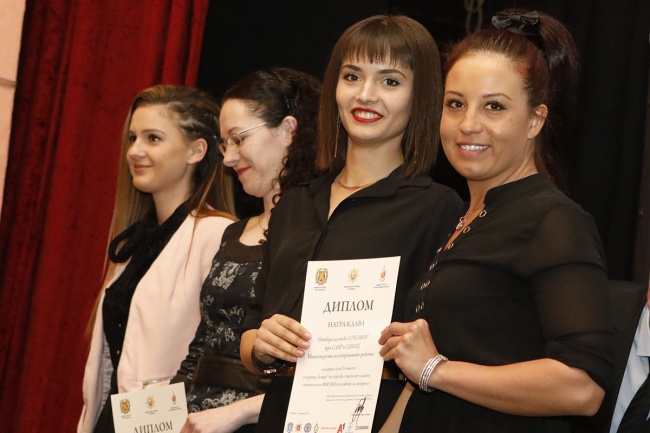 Цвета Караянчева връчи голямата награда на победителките в отборната надпревара на турнира по стрелба '8 март'