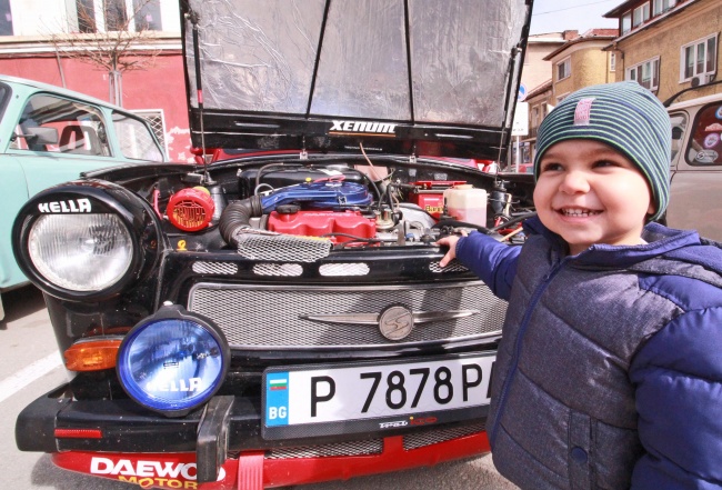 Трабант фест напълни с двутактови автомобили центъра на Велико Търново