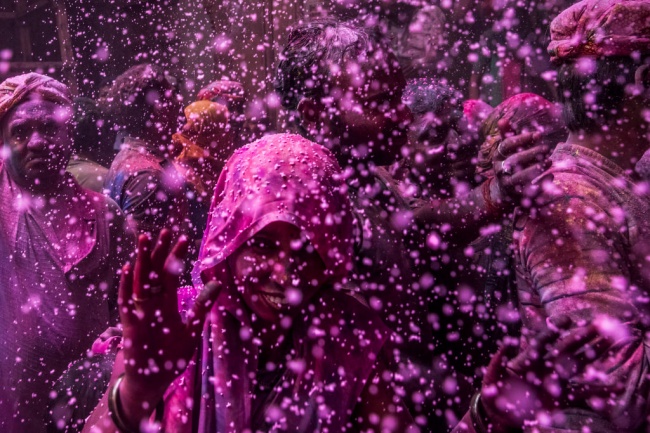 В Индия празнуват пролетния фестивал на цветовете