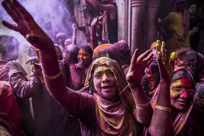 В Индия празнуват пролетния фестивал на цветовете