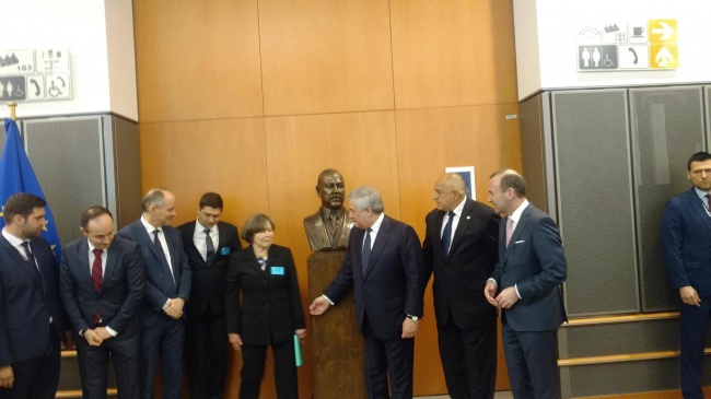Премиерът Борисов и председателят на Европарламента откриха бюст на Атанас Буров
