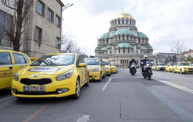 Таксиметрови шофьори направиха протестно автошествие в София