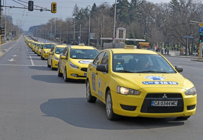 Таксиметрови шофьори направиха протестно автошествие в София