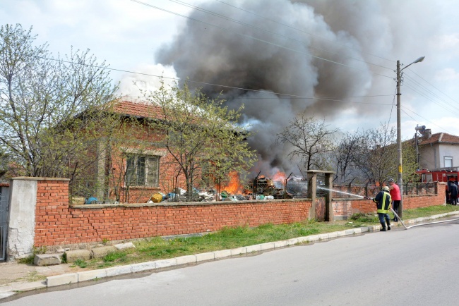  Пожар от запалени боклуци на двор изпепели къща в Харманли