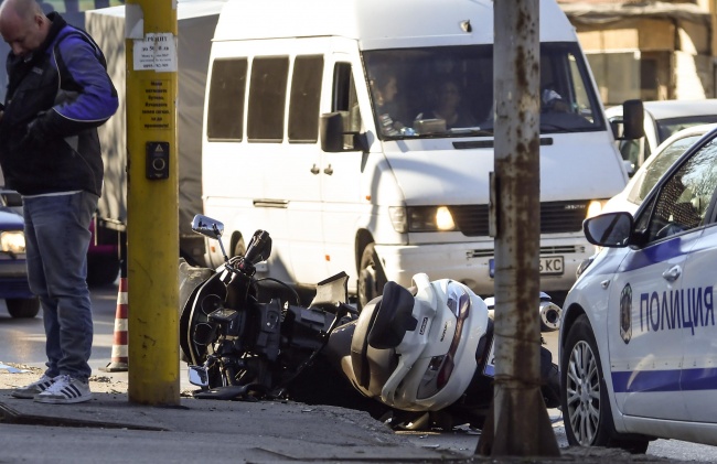 Мотоциклет и лек автомобил катастрофираха близо до Сточна гара