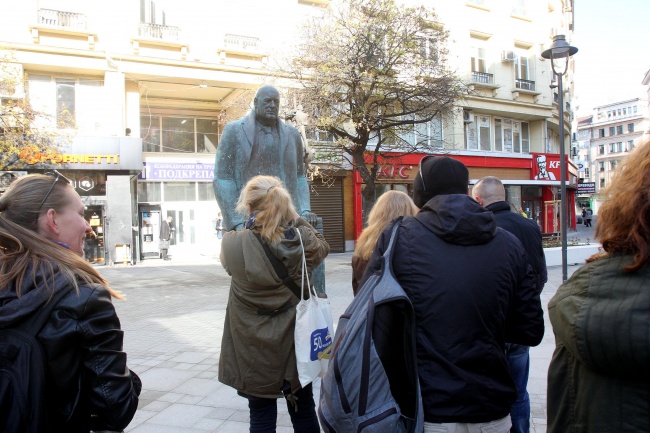 Паметник на говорещ Бойко със светещи очи се появи на площад 'Гарибалди'