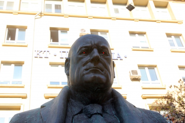 Паметник на говорещ Бойко със светещи очи се появи на площад 'Гарибалди'