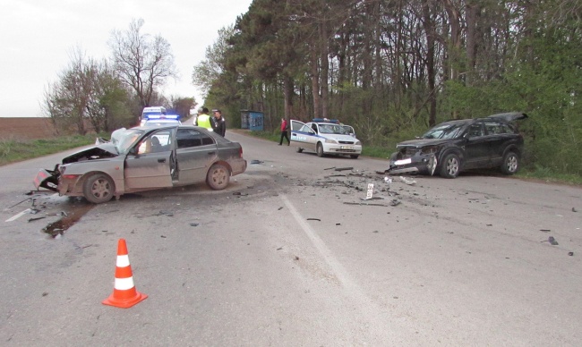 Трима души пострадаха при челна катастрофа край Русе